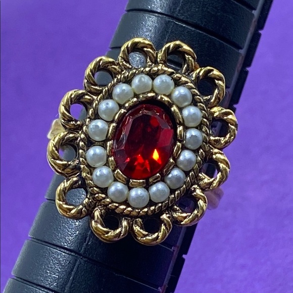 💛 Elegant Sarah Coventry Gold Plated Red Gemstone Ring - Picture 6 of 6